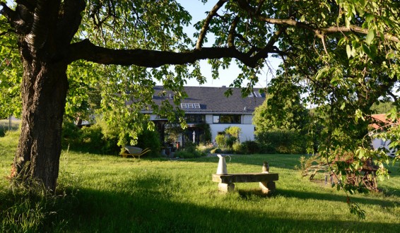 Blick vom Garten zum Ferienhaus